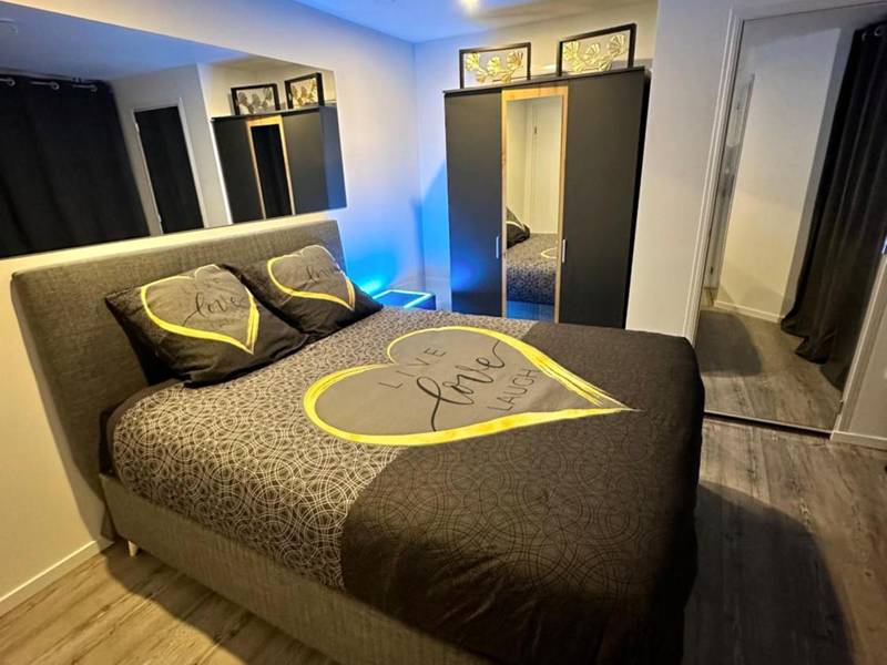 Chambre avec lit double et décoration romantique - Appartement cosy jacuzzi spa 70M2