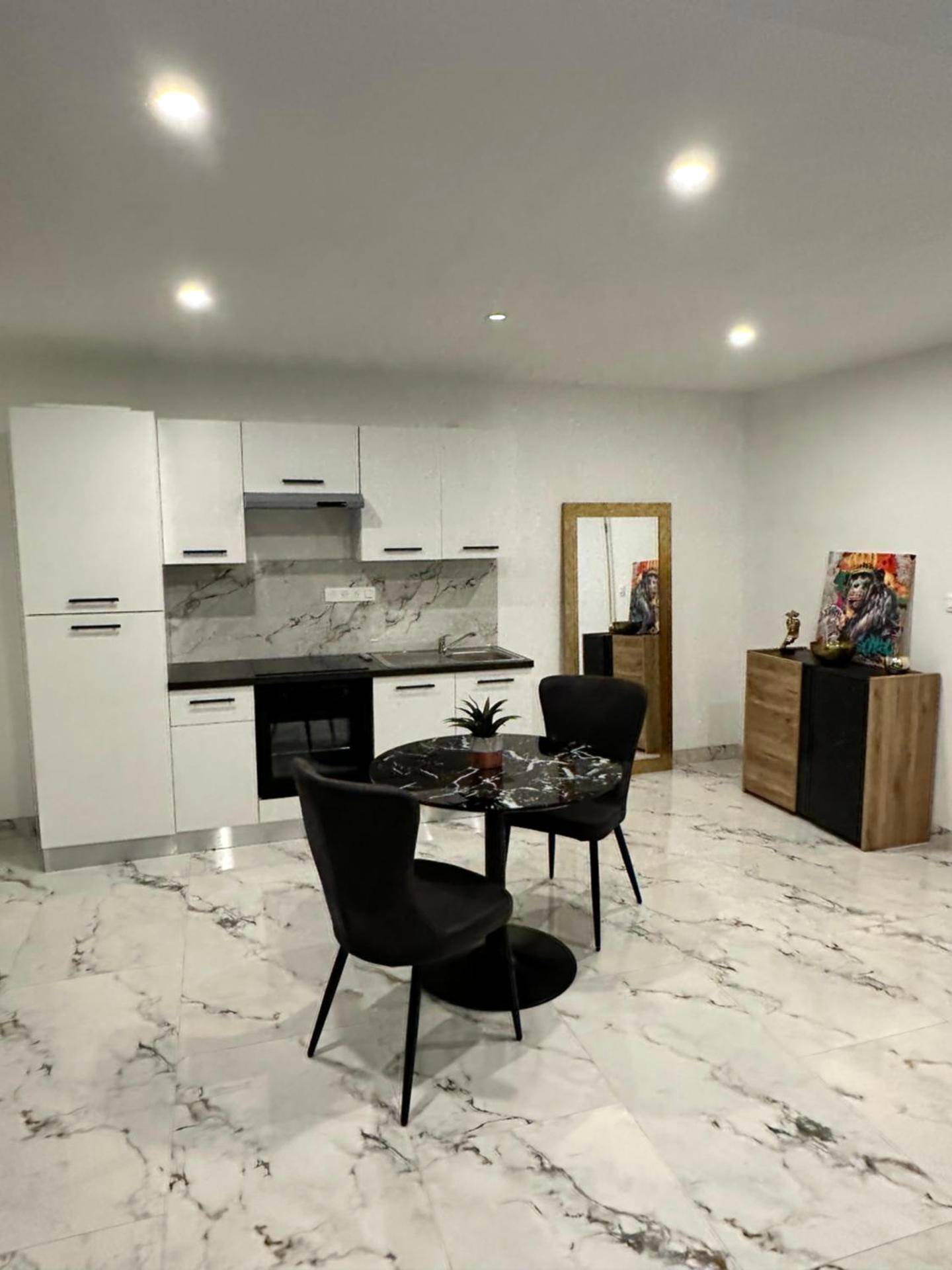 Cuisine équipée avec coin repas design - Appartement cosy jacuzzi spa 70M2