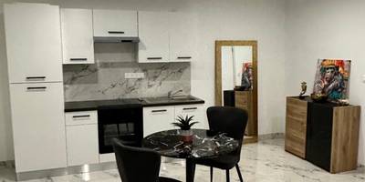 Cuisine équipée avec coin repas design - Appartement cosy jacuzzi spa 70M2