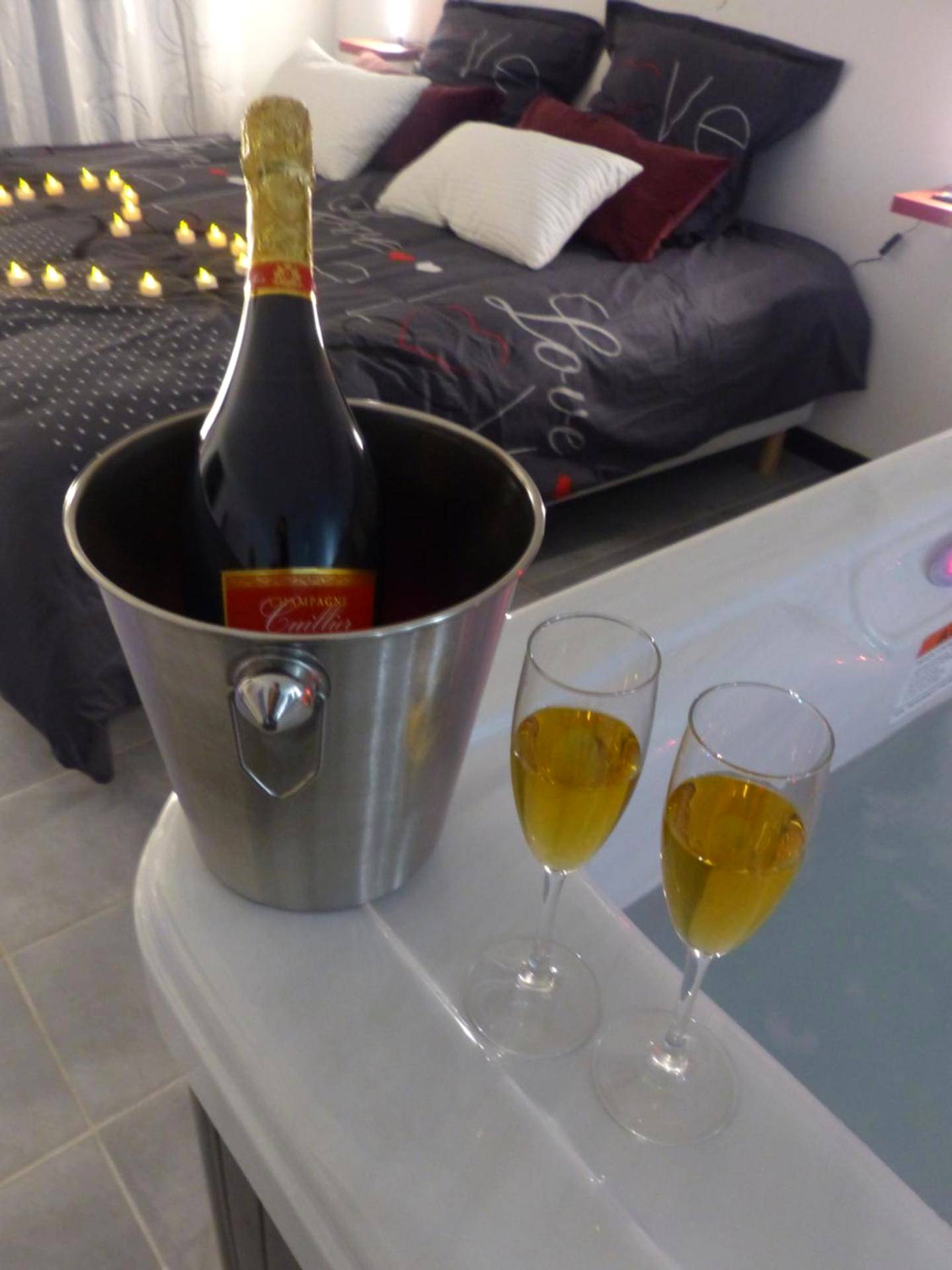 Photo du logement - Nuit romantique avec Jacuzzi SPA privatif proche TOULOUSE