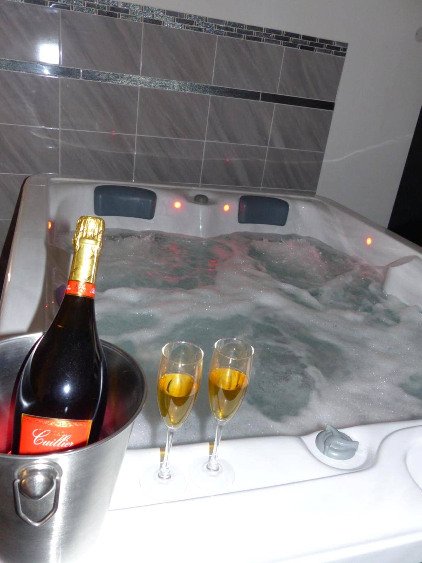 Photo du logement - Nuit romantique avec Jacuzzi SPA privatif proche TOULOUSE