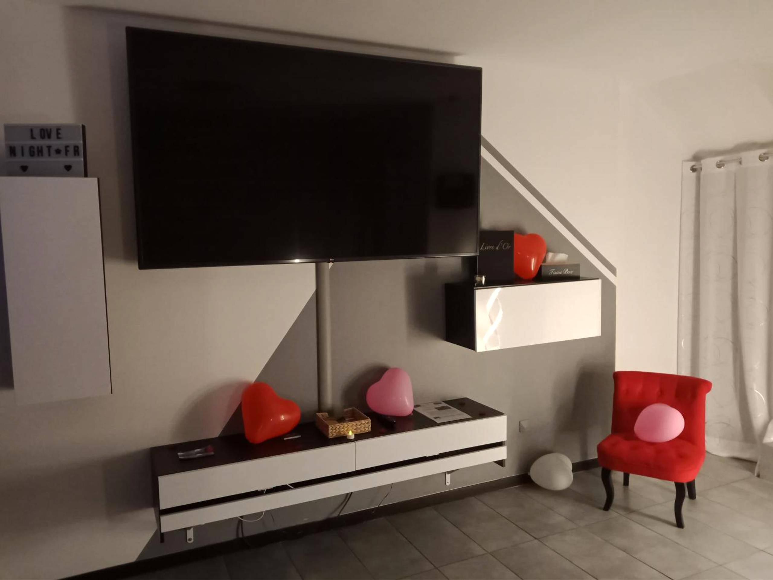 Photo du logement - Nuit romantique avec Jacuzzi SPA privatif proche TOULOUSE - Auterive