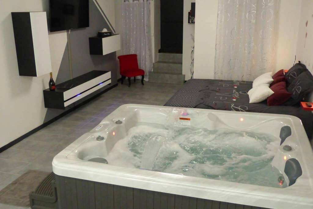 Photo du logement - Nuit romantique avec Jacuzzi SPA privatif proche TOULOUSE