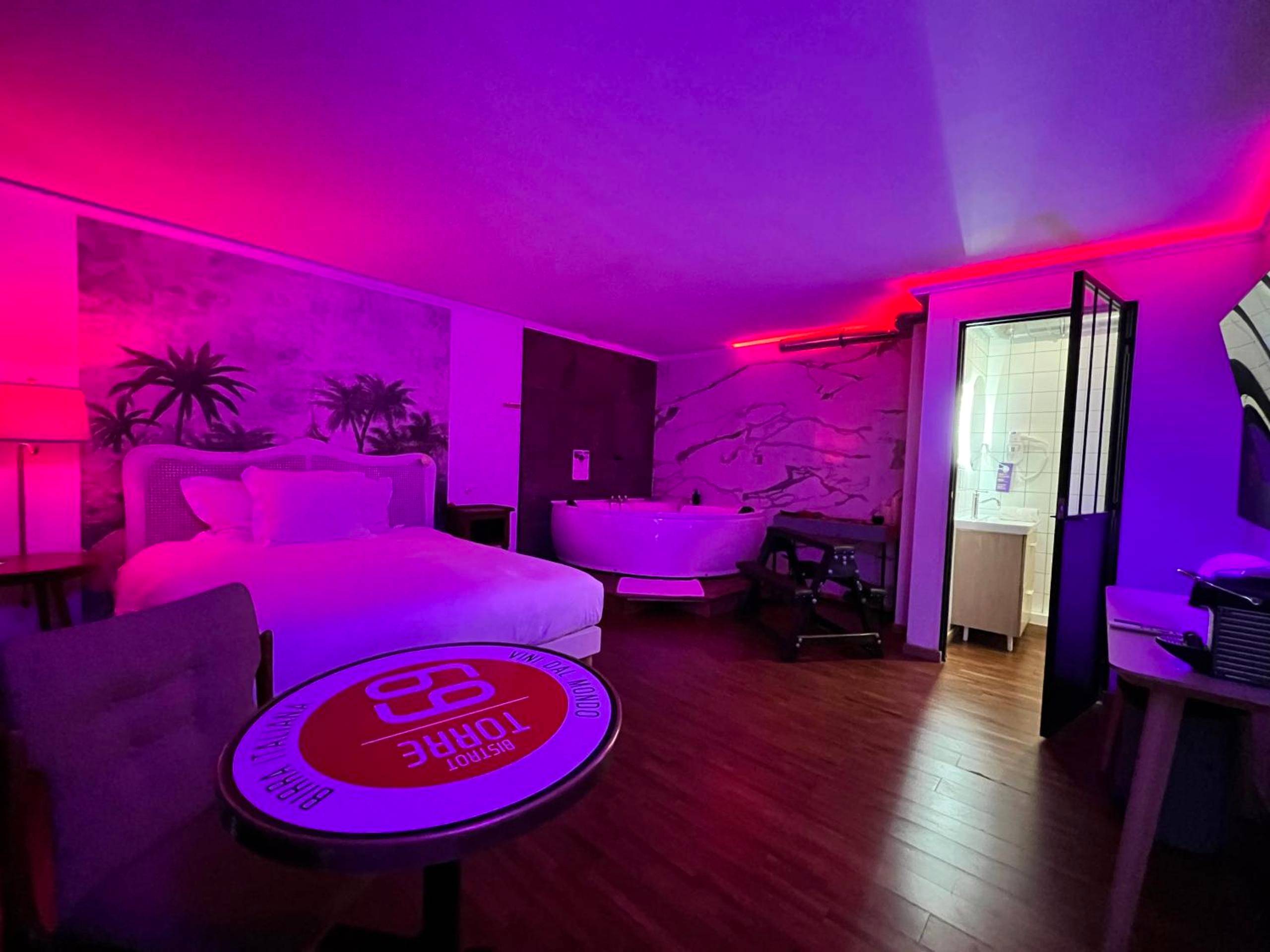 Suite avec jacuzzi et éclairage néon rose - Love Room Paris - Jacuzzi LOVE Suite