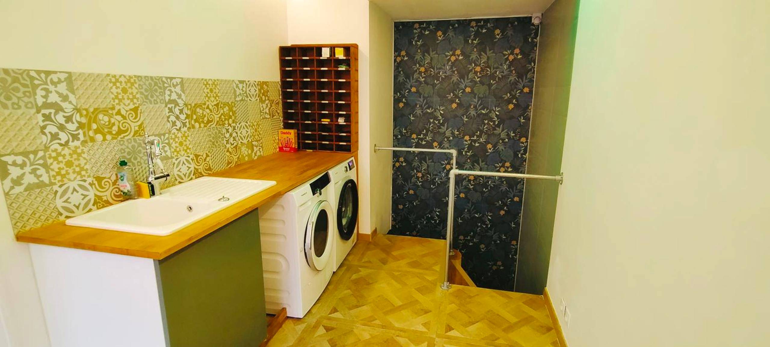 Espace buanderie avec lave - linge et évier - Jacuzzi LOVE Suite