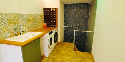 Espace buanderie avec lave - linge et évier - Jacuzzi LOVE Suite