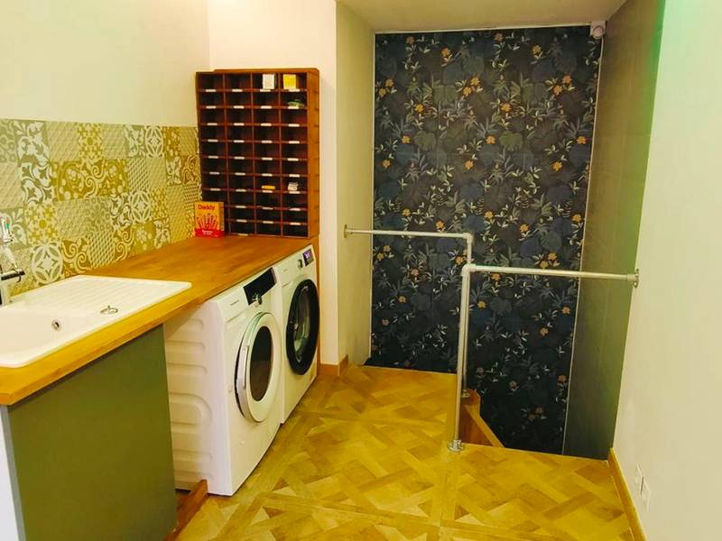 Espace buanderie avec lave - linge et évier - Jacuzzi LOVE Suite