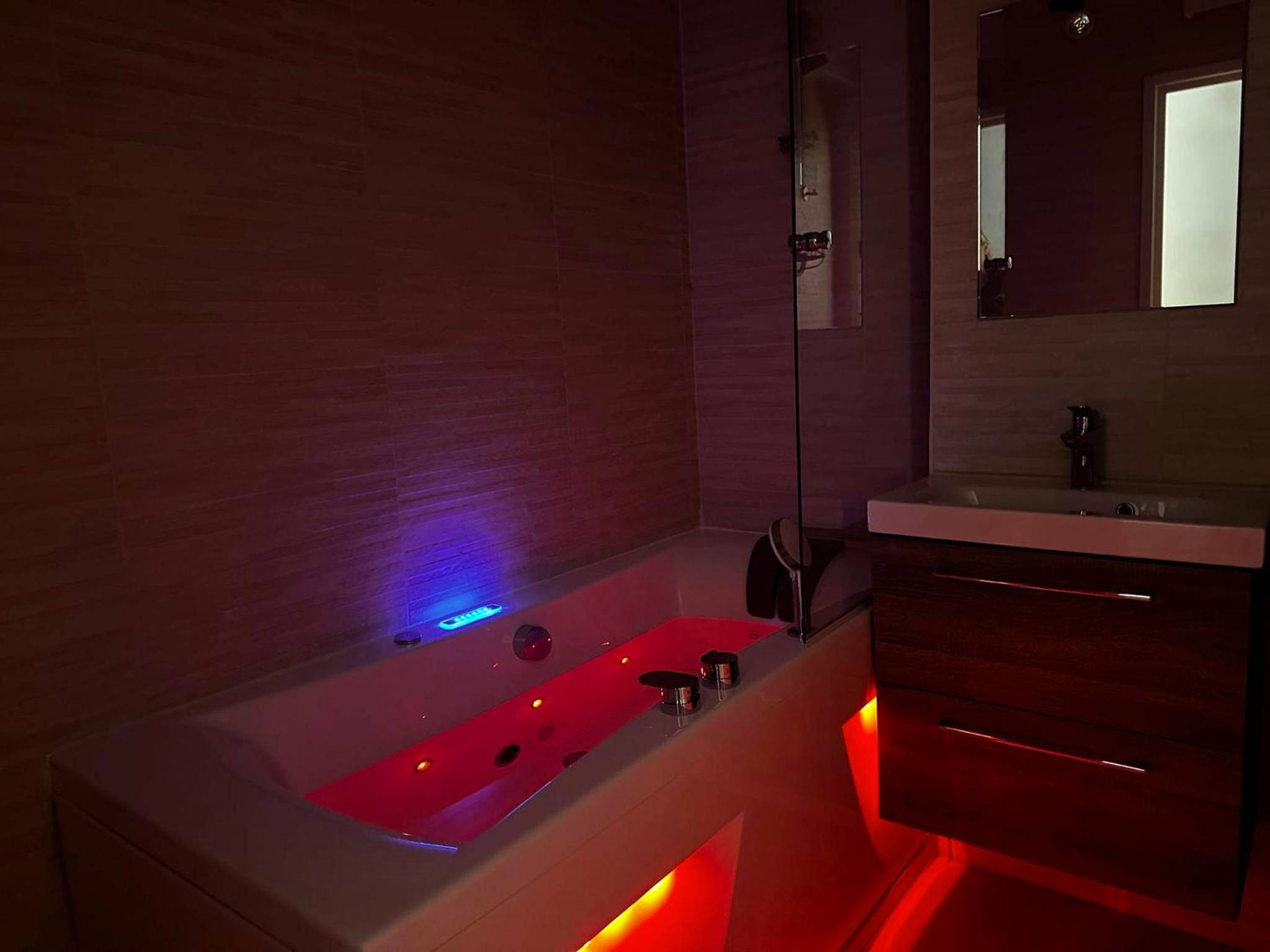Photo du logement - Loveroom Adults Only jacuzzi vieille ville Annecy