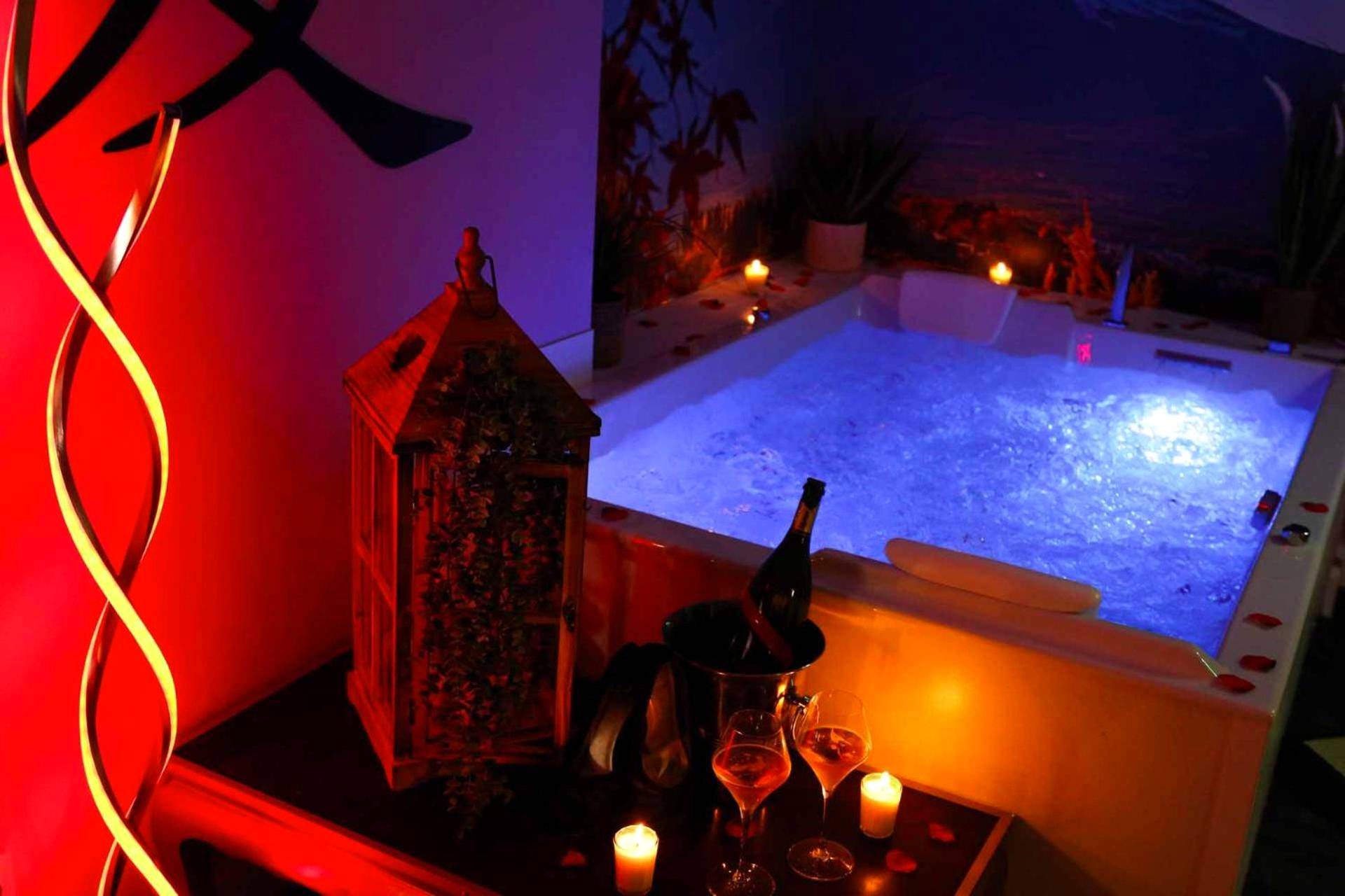 Jacuzzi bouillonnant avec champagne et bougies - Love Room Barenton - Le Jade Rouge - Love Gîte Japonais en Normandie