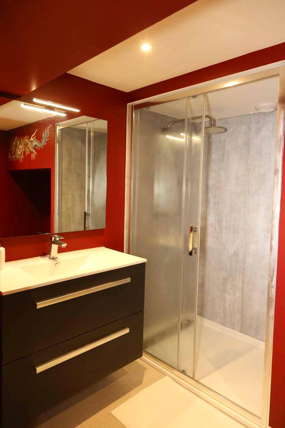 Salle de bain moderne avec douche à l'italienne - Le Jade Rouge - Love Gîte Japonais en Normandie