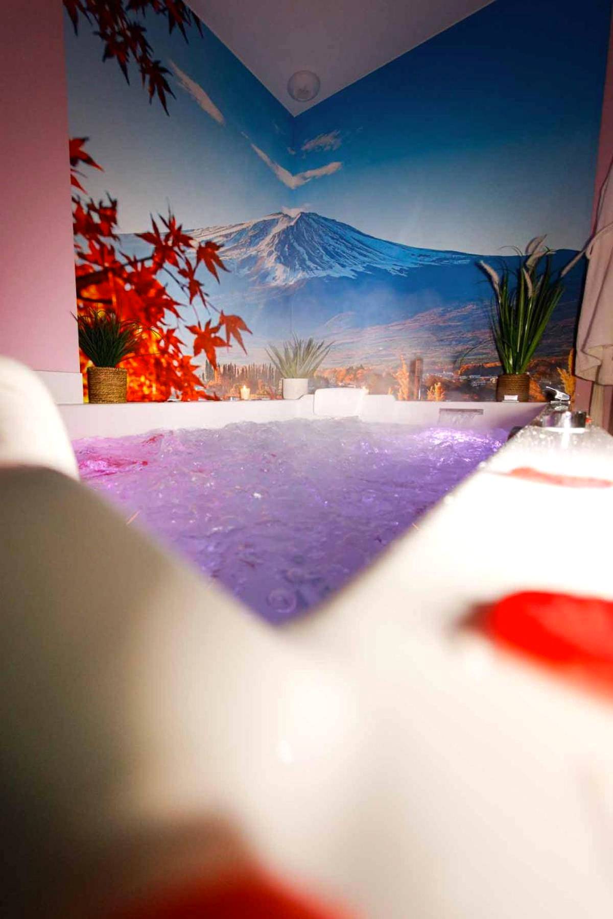 Baignoire balnéo devant une fresque de montagne - Le Jade Rouge - Love Gîte Japonais en Normandie