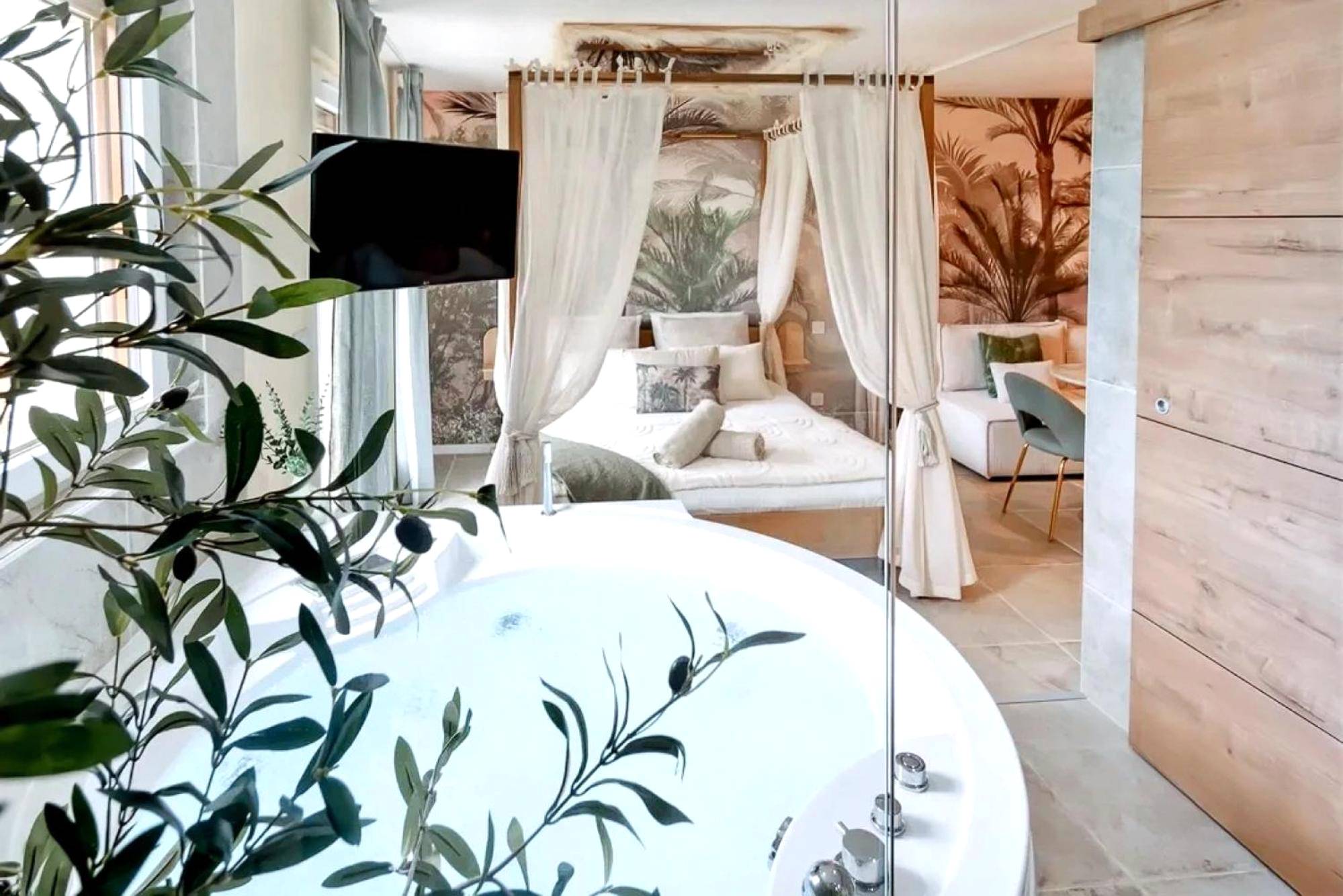 Vue du logement - Love Room Trouville - sur - Mer - Jardin d'Eden : Sauna, Balneo & Jardin privatif