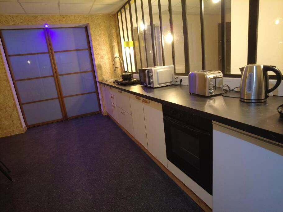 Cuisine équipée avec micro - ondes et bouilloire - Le Jardin d'Eden - Appartement de charme avec Sauna, Hammam, spa