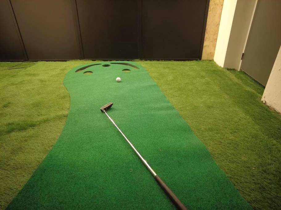 Mini - golf intérieur sur gazon synthétique - Le Jardin d'Eden - Appartement de charme avec Sauna, Hammam, spa