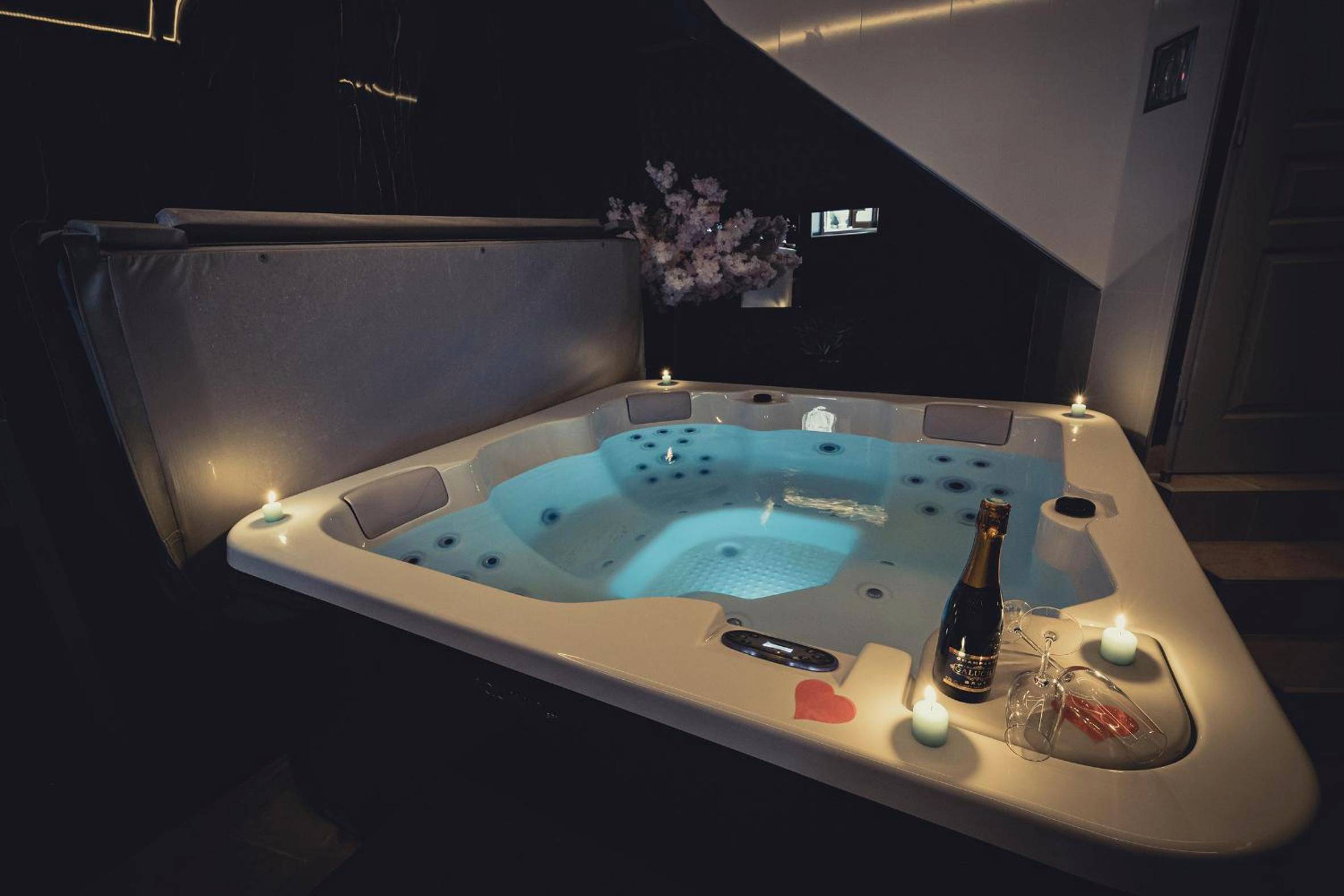Jacuzzi privatif avec champagne et bougies - Love Room Pontoise - Le Jardin secret