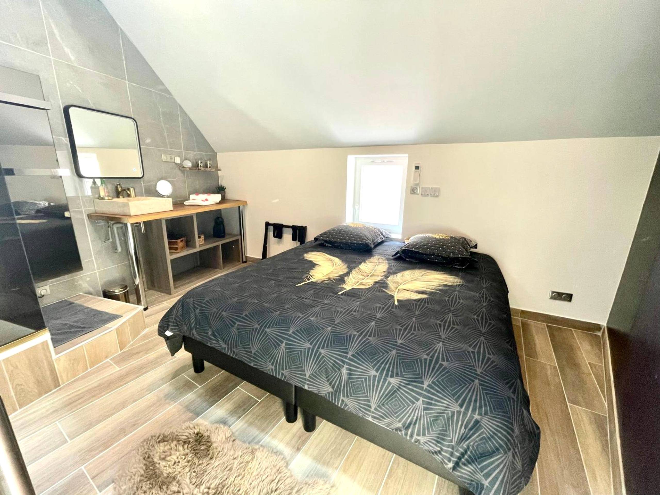 Chambre mansardée avec lit double et plumes - Le Jardin secret