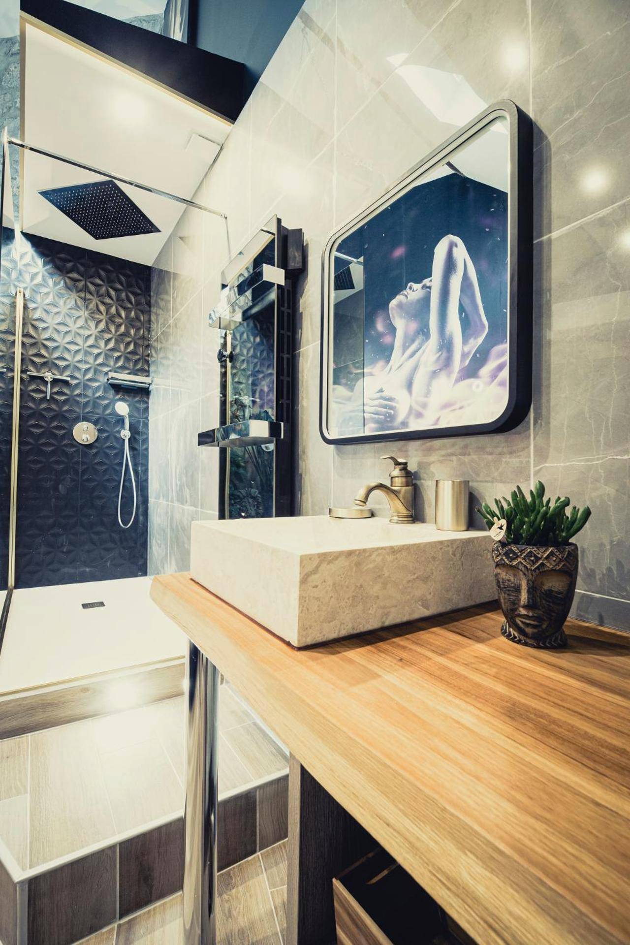 Salle d'eau avec vasque en pierre et douche - Le Jardin secret