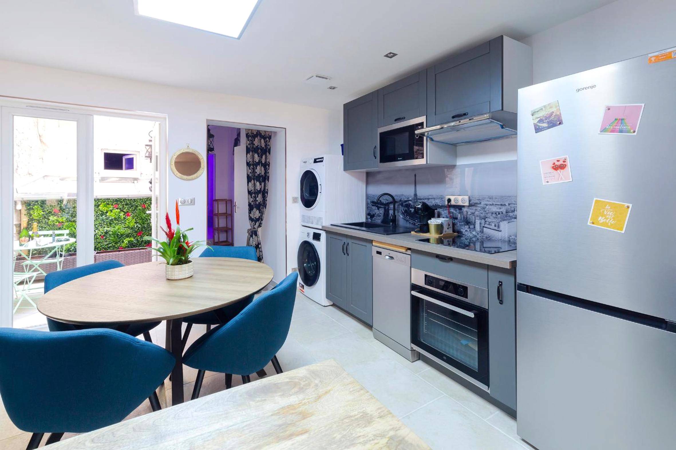 Cuisine équipée moderne avec coin repas - Le Jardin secret