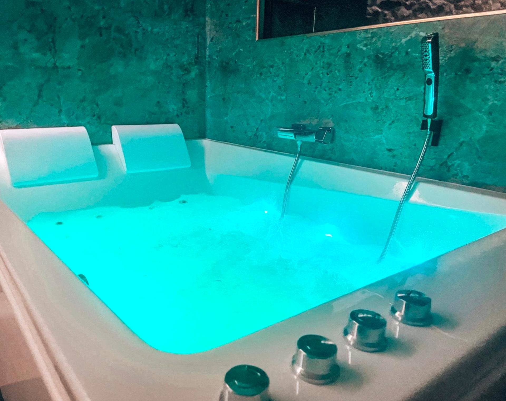 Jacuzzi privatif avec éclairage néon bleu - Love Room Dijon - Les Jardins Secrets - Gare & Centre by Apparts Spa Dijon