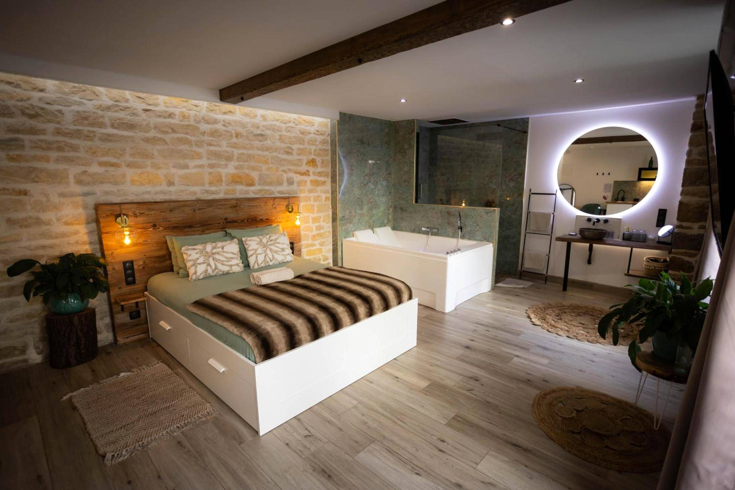 Chambre spacieuse avec lit double et jacuzzi - Les Jardins Secrets - Gare & Centre by Apparts Spa Dijon