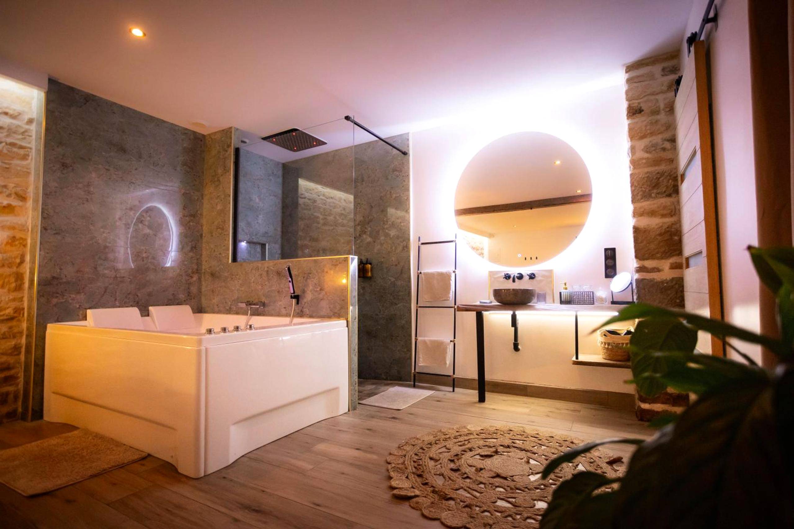 Espace bien - être avec jacuzzi et miroir lumineux - Les Jardins Secrets - Gare & Centre by Apparts Spa Dijon