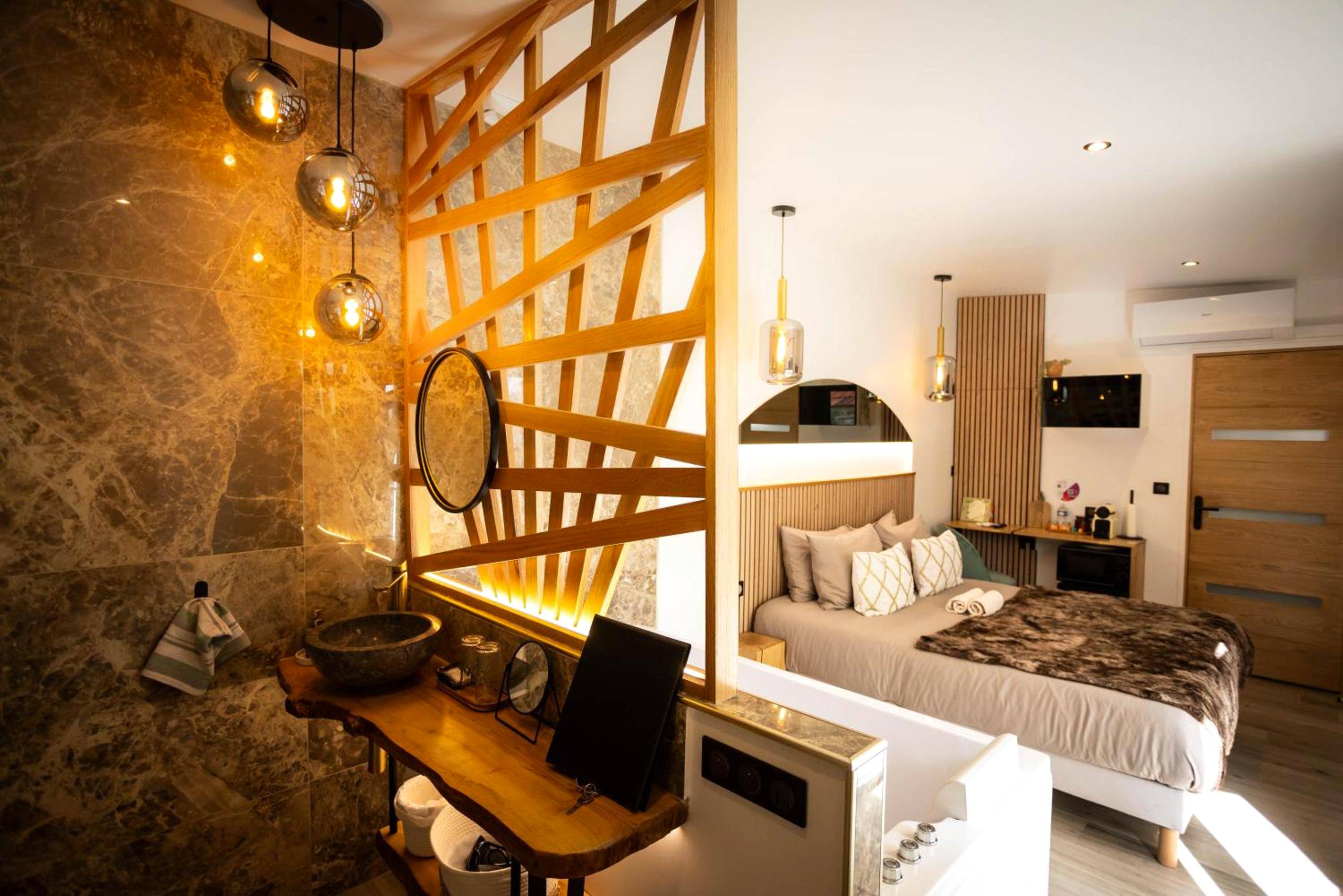 Vue sur chambre et vasque en pierre naturelle - Les Jardins Secrets - Gare & Centre by Apparts Spa Dijon