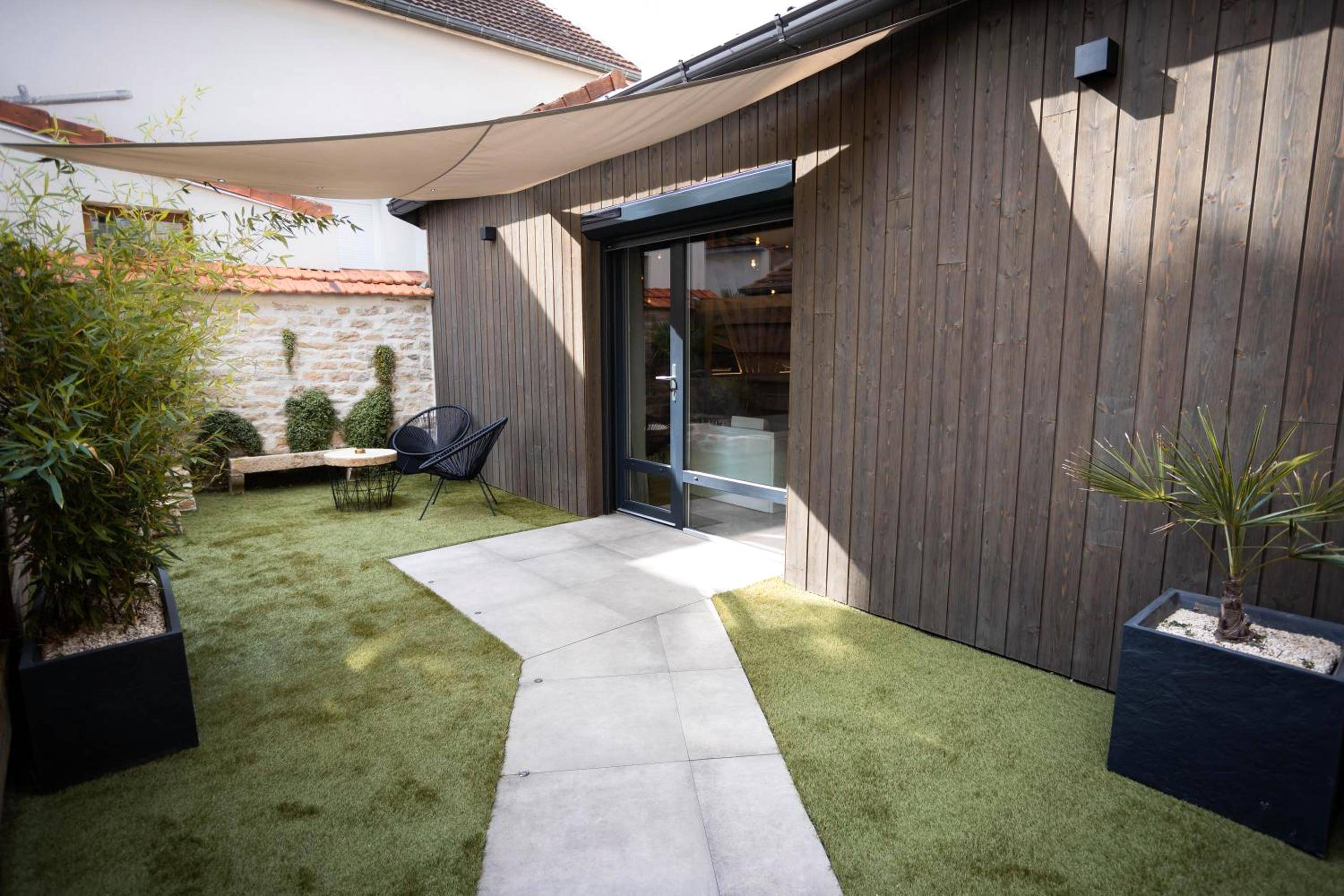 Terrasse privative avec gazon et voile d'ombrage - Les Jardins Secrets - Gare & Centre by Apparts Spa Dijon
