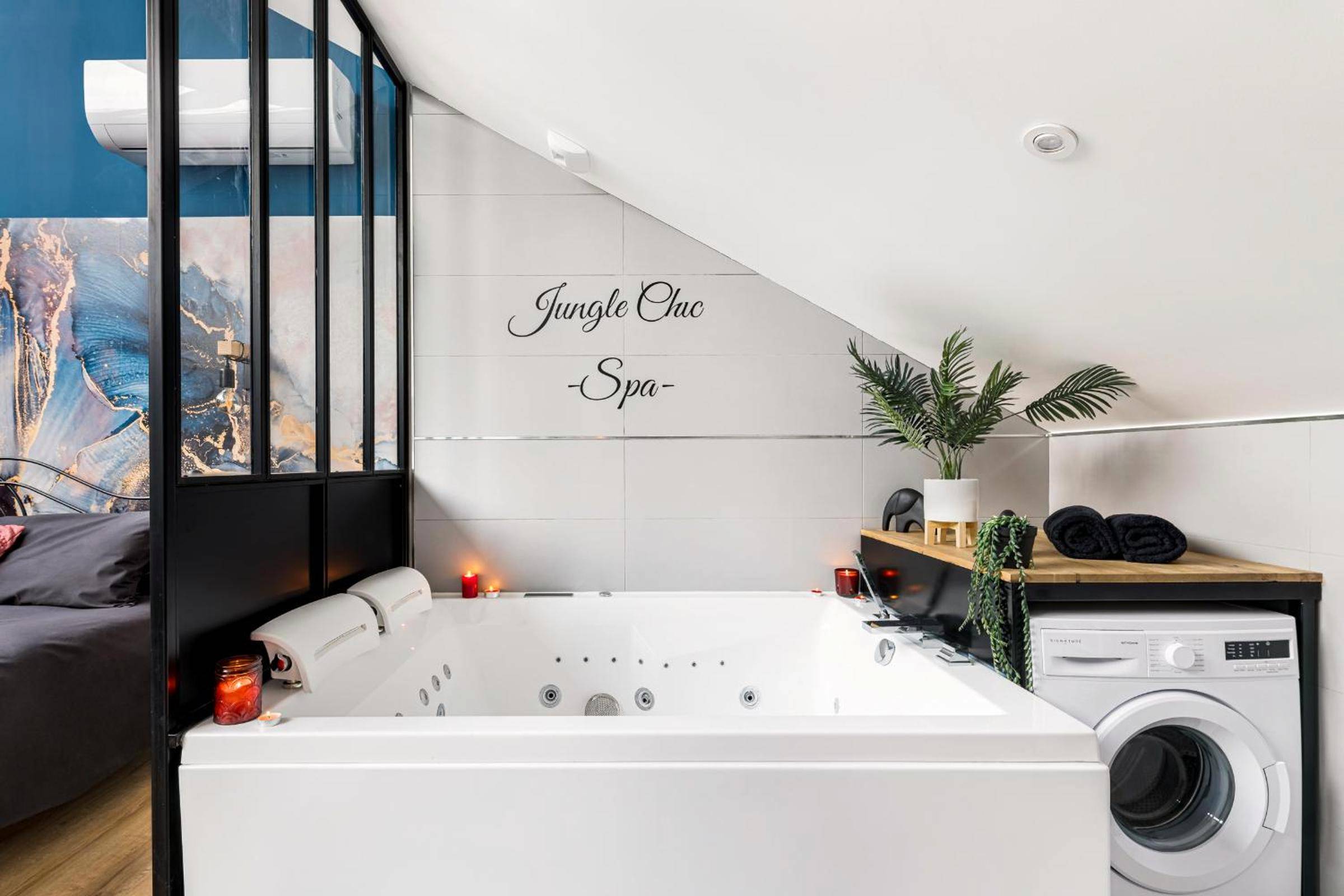 Baignoire balnéo privative avec bougies - Jungle Chic