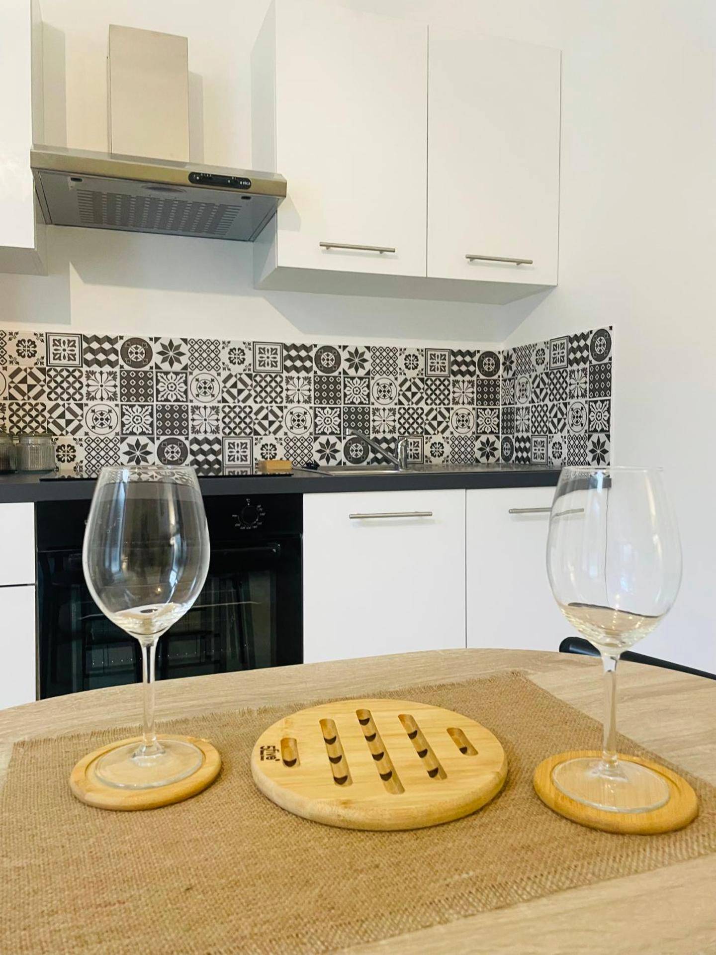 Cuisine équipée avec crédence en carreaux de ciment - Jungle Love Room de l Hermitage