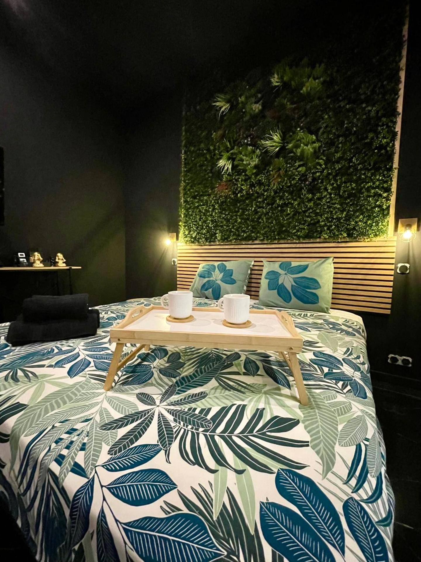 Lit king size avec parure de lit feuillage - Jungle Love Room de l Hermitage