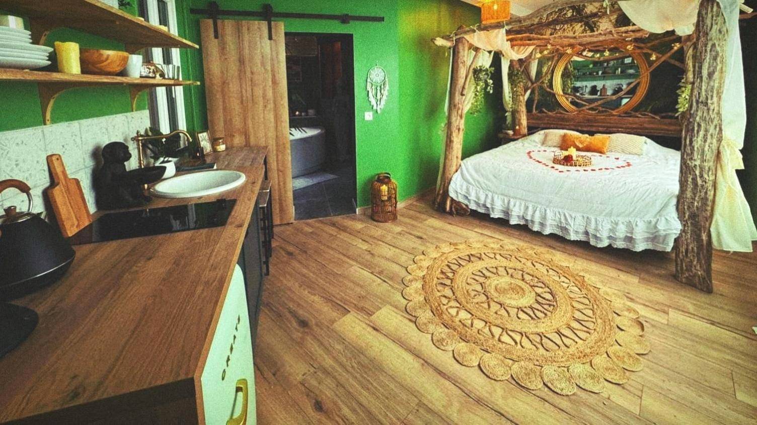 Vue du logement - La jungle insolite, SPA, Écran cinéma, Lit à baldaquin king size, day use, 10 min centre