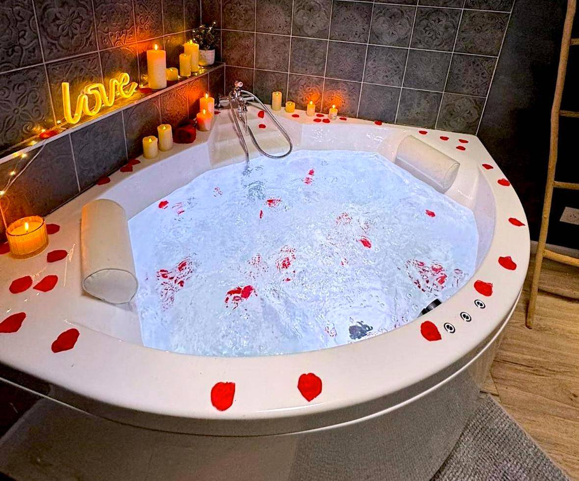 Photo du logement - La jungle insolite, SPA, Écran cinéma, Lit à baldaquin king size, day use, 10 min centre