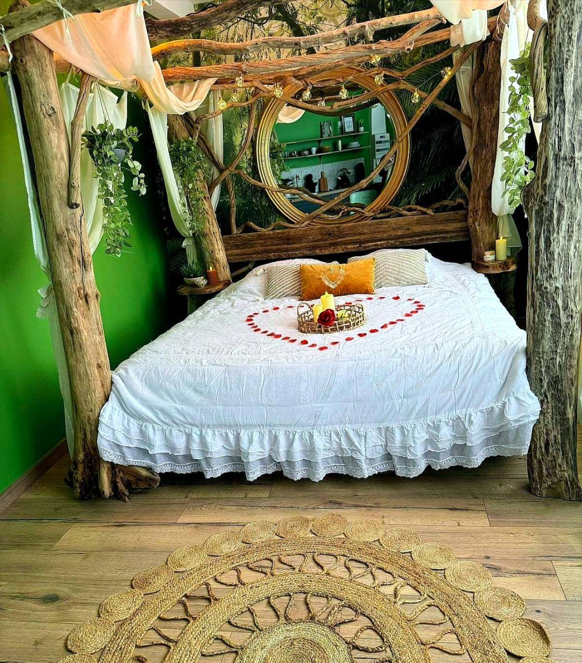 Photo du logement - La jungle insolite, SPA, Écran cinéma, Lit à baldaquin king size, day use, 10 min centre