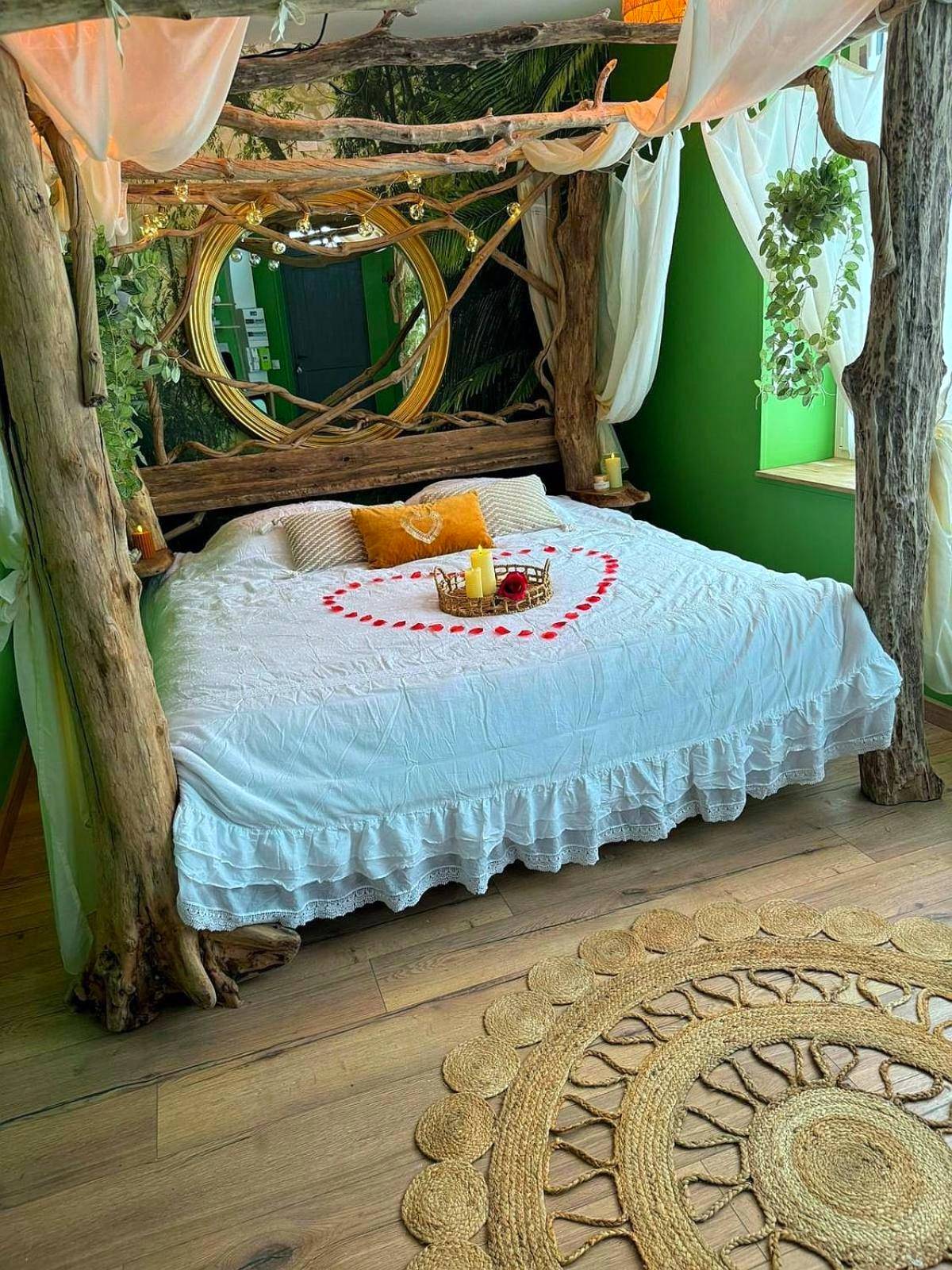 Photo du logement - La jungle insolite, SPA, Écran cinéma, Lit à baldaquin king size, day use, 10 min centre