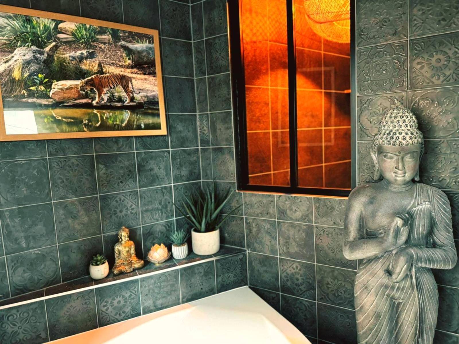 Photo du logement - La jungle insolite, SPA, Écran cinéma, Lit à baldaquin king size, day use, 10 min centre