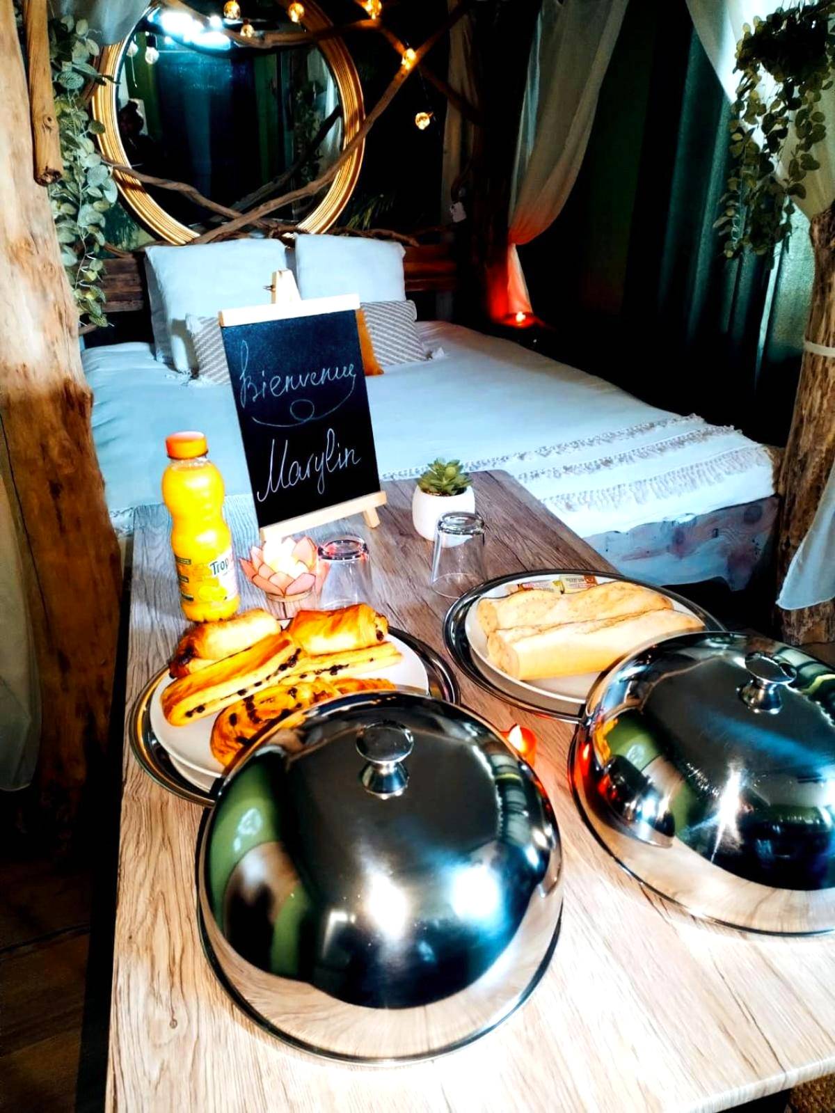 Photo du logement - La jungle insolite, SPA, Écran cinéma, Lit à baldaquin king size, day use, 10 min centre - Amiens