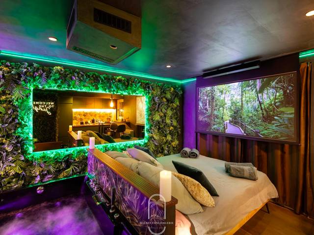 Vue principale - Love Room Hyères - Jungle Love Room Balnéo/cinéma By HC