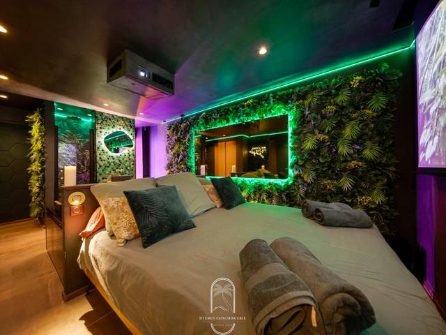Vue interieure - Jungle Love Room Balnéo/cinéma By HC