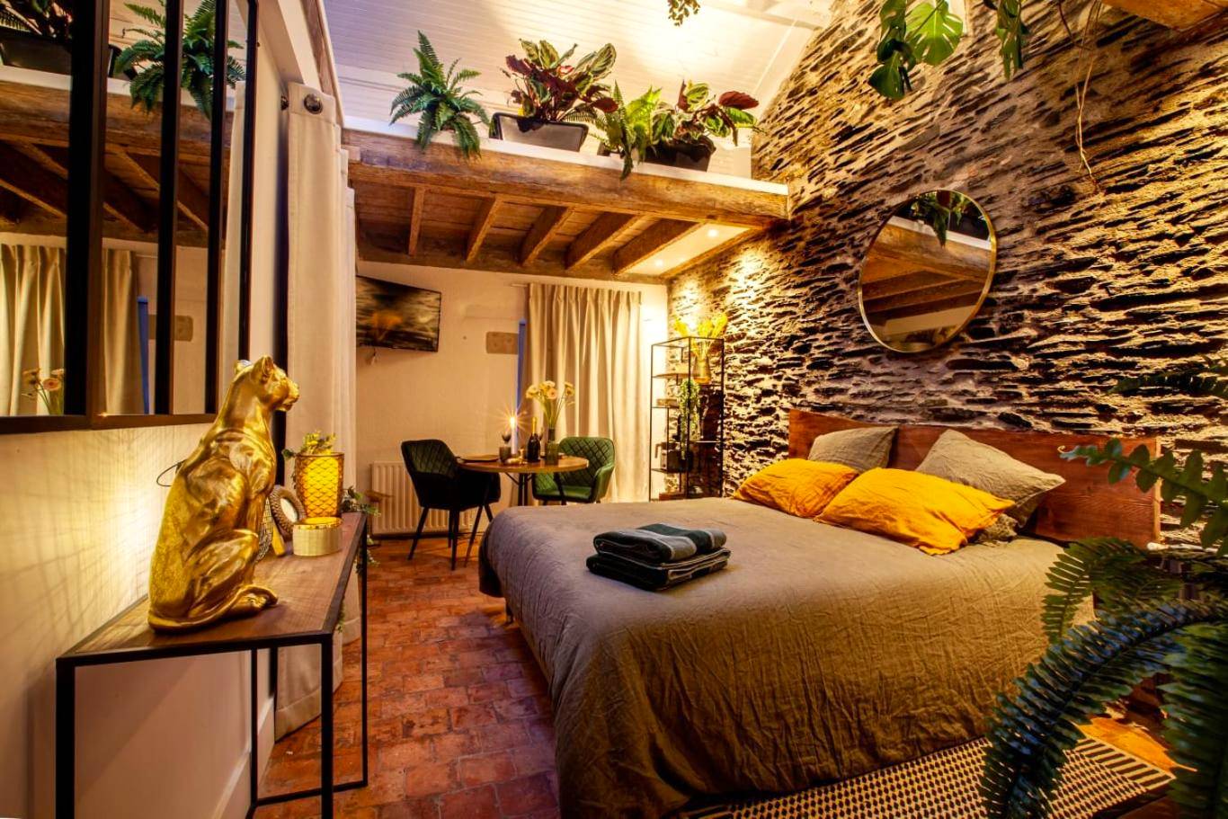 Chambre décorée de plantes avec lit douillet - LOVE ROOM JUNGLE - LES PETITS PLAISIRS