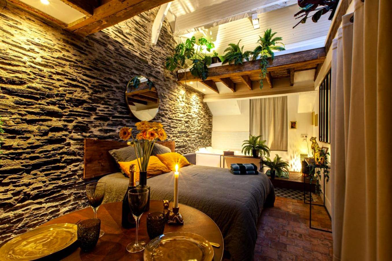 Espace repas romantique et lit en arrière - plan - LOVE ROOM JUNGLE - LES PETITS PLAISIRS
