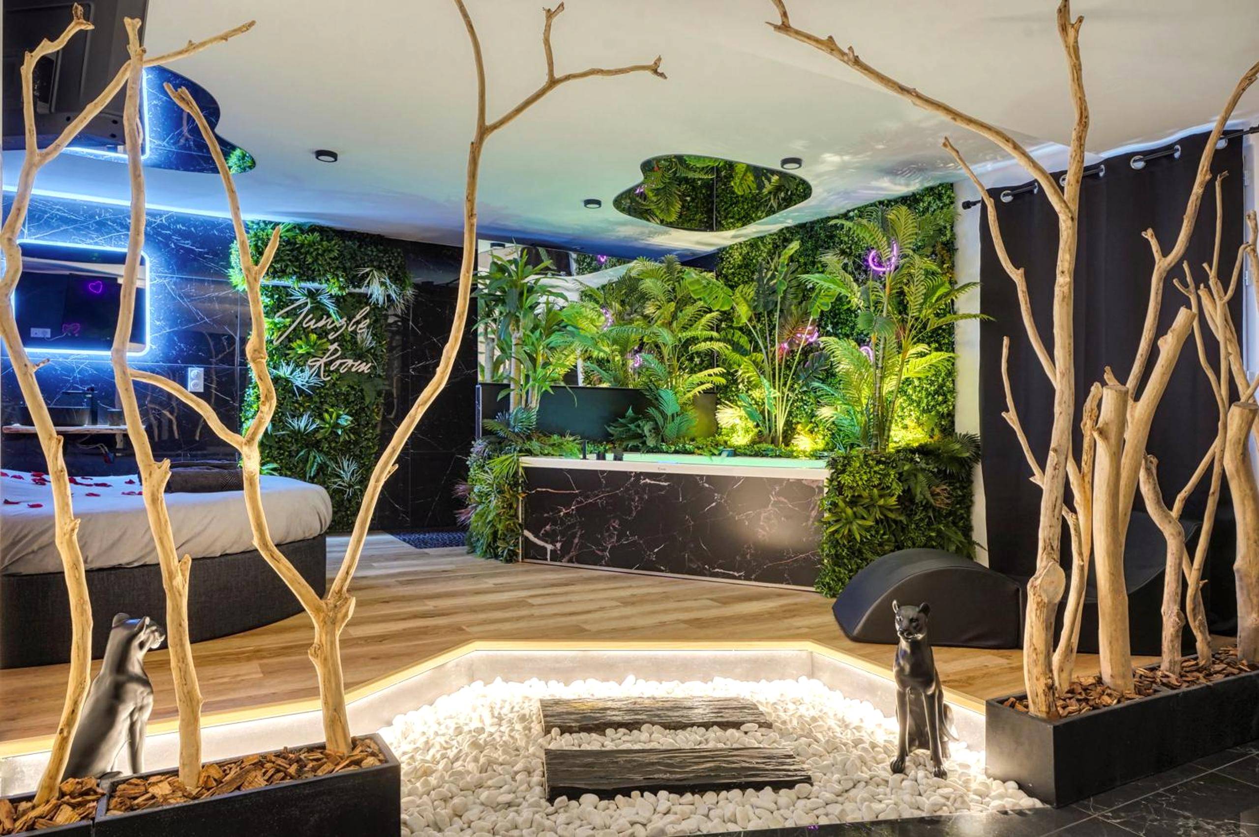 Espace détente avec jardin zen et statues - Love Room Toulouse - La Jungle Room Toulousaine