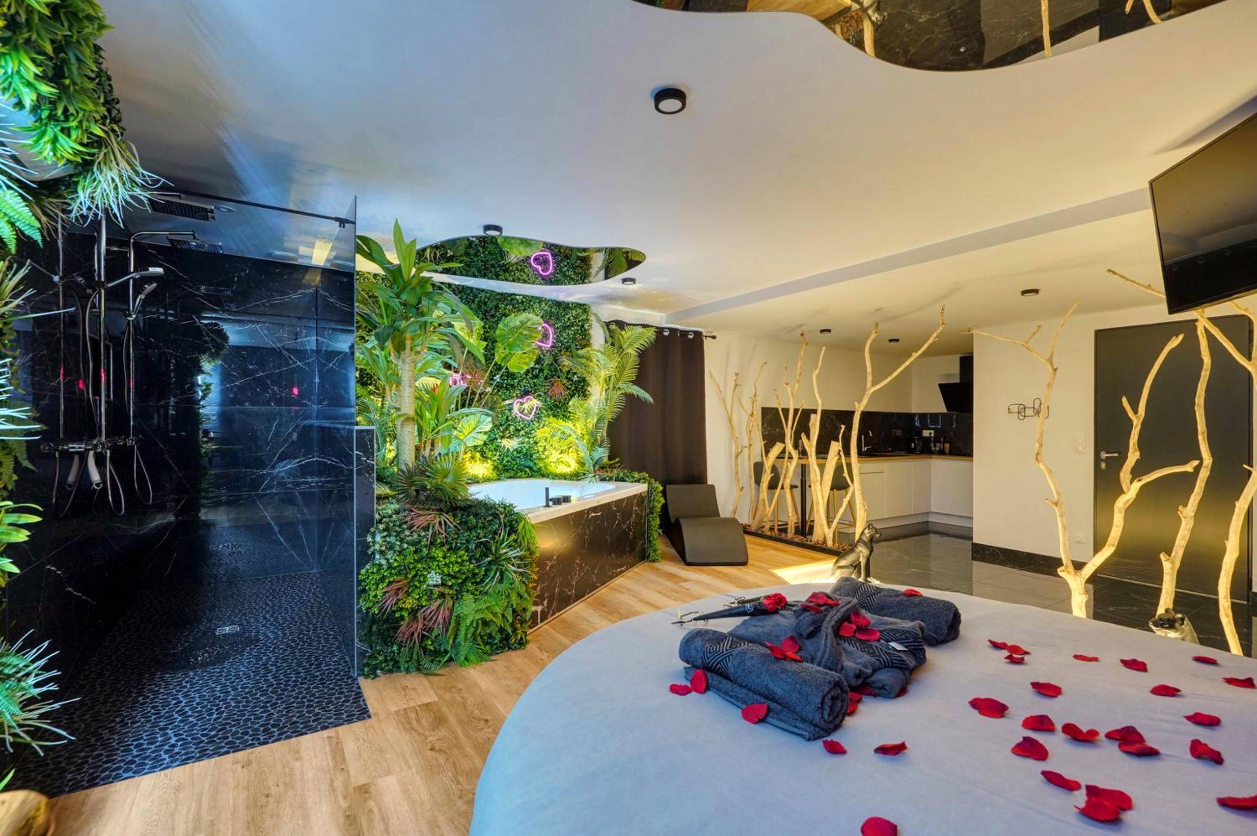 Lit rond avec pétales et douche à l'italienne - La Jungle Room Toulousaine