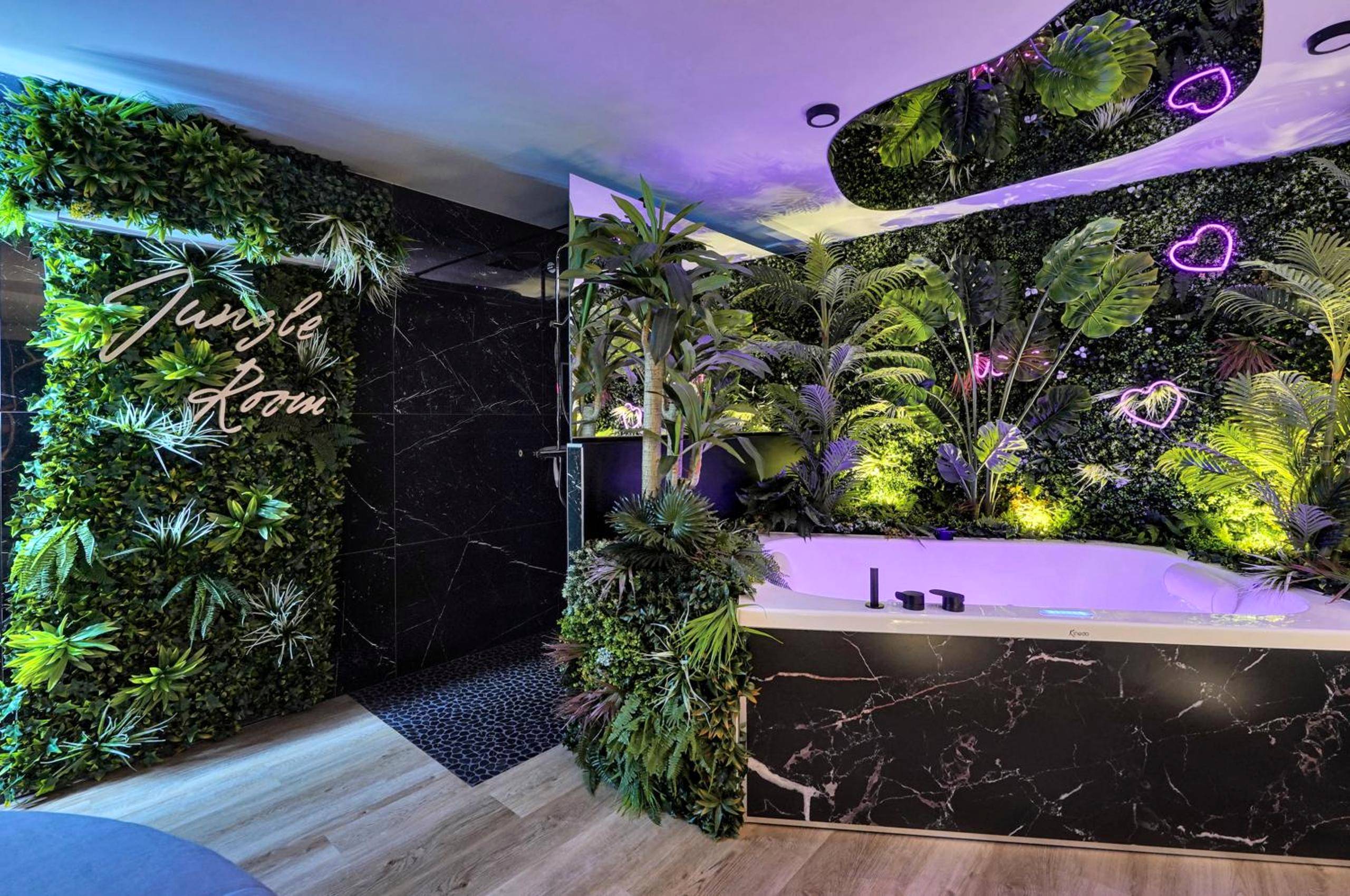 Jacuzzi privatif entouré de végétation tropicale - La Jungle Room Toulousaine