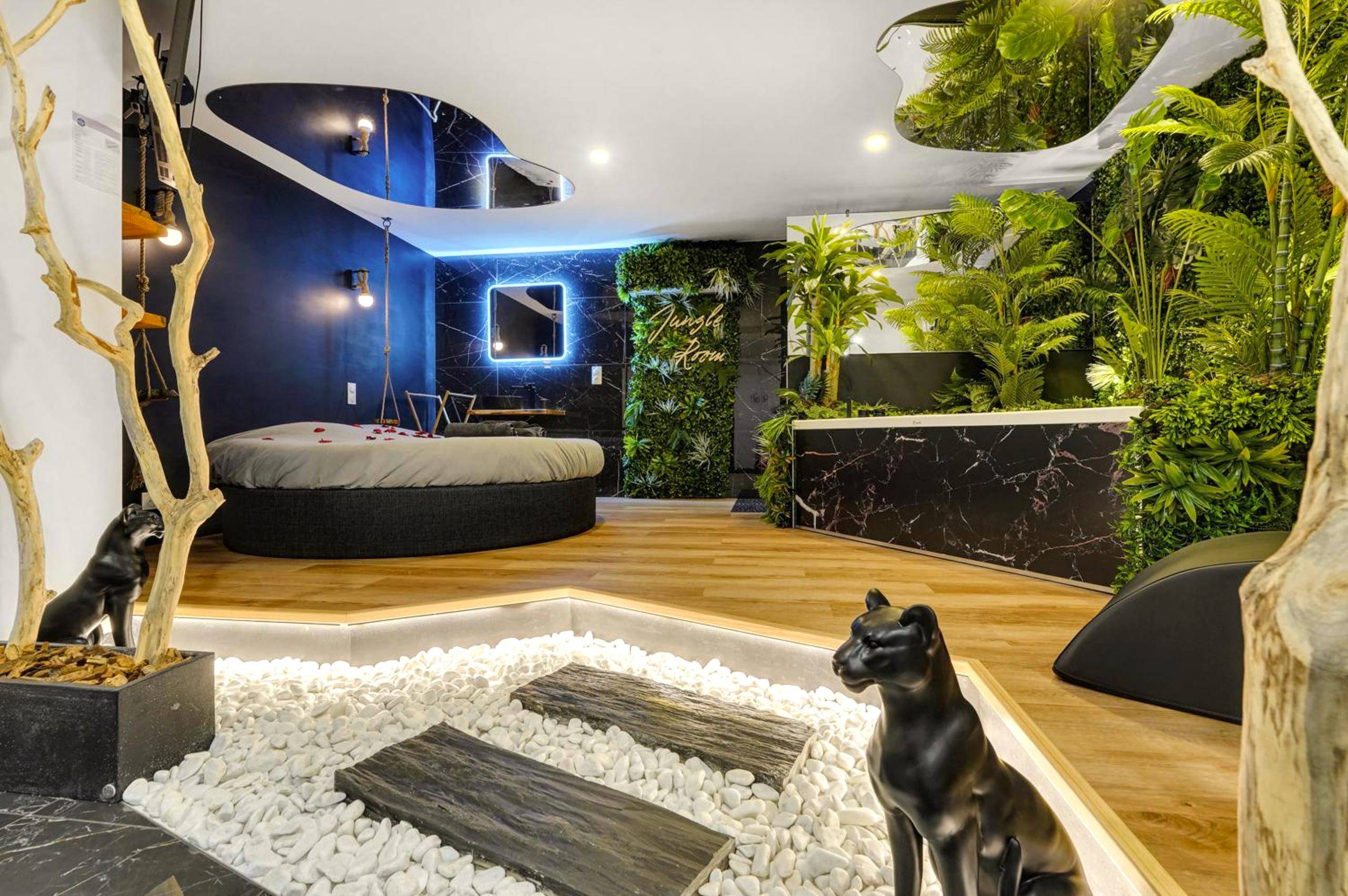 Suite thématique avec lit rond et miroirs - La Jungle Room Toulousaine