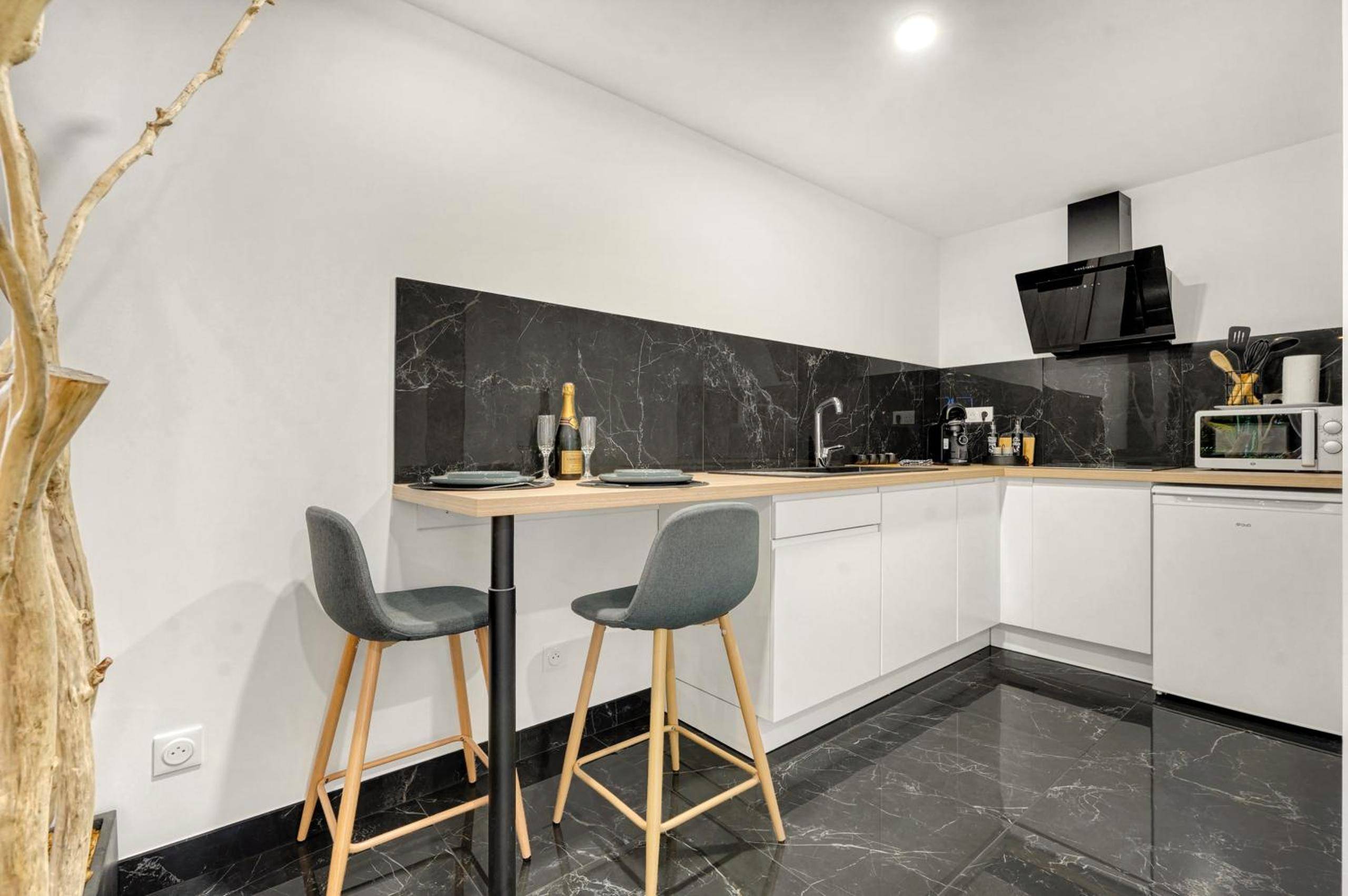 Cuisine équipée moderne avec coin repas - La Jungle Room Toulousaine