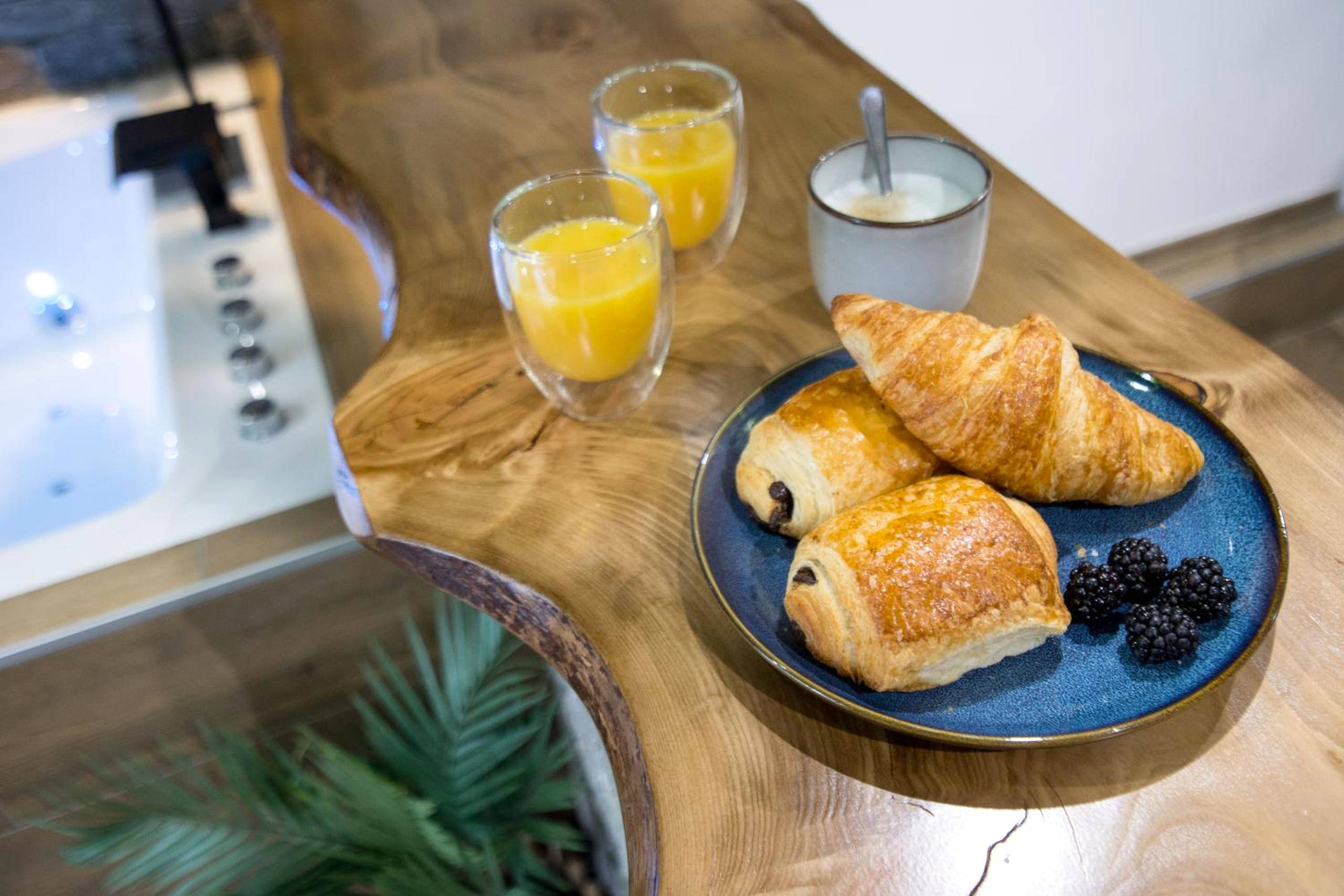Photo du logement - Jungle Room Jacuzzi Privé Évasion en amoureux