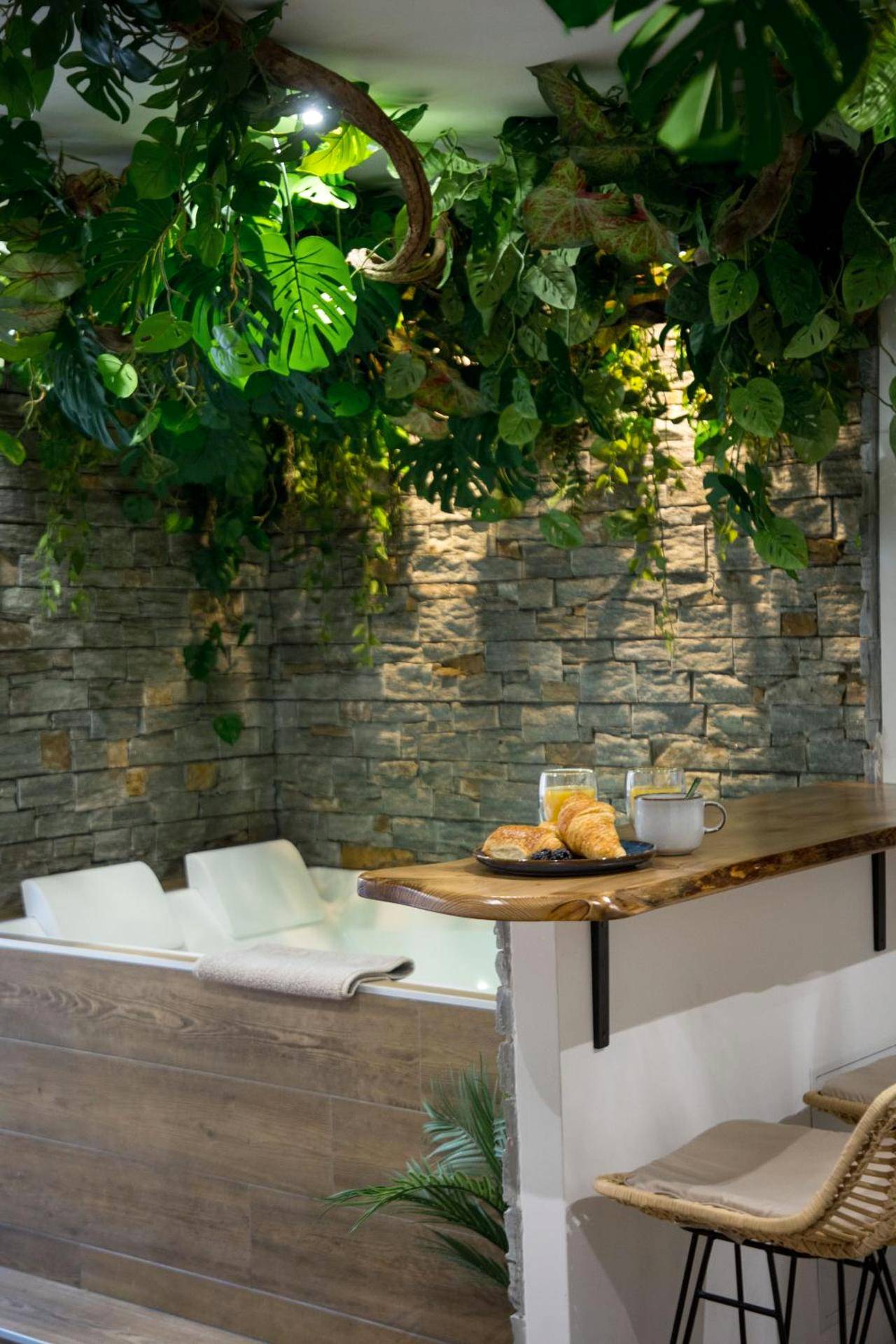 Photo du logement - Jungle Room Jacuzzi Privé Évasion en amoureux