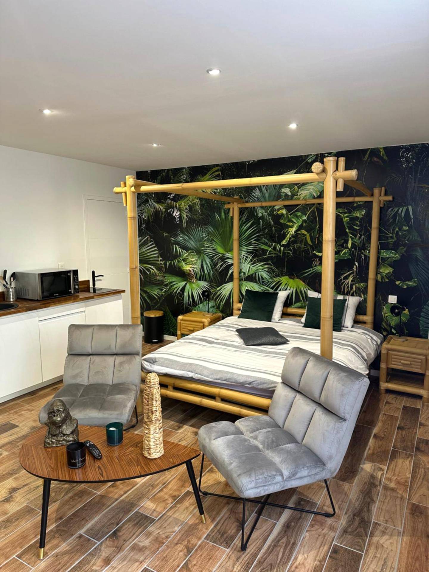 Lit à baldaquin en bambou et salon design - Love Room Sotteville - lès - Rouen - Jungle room