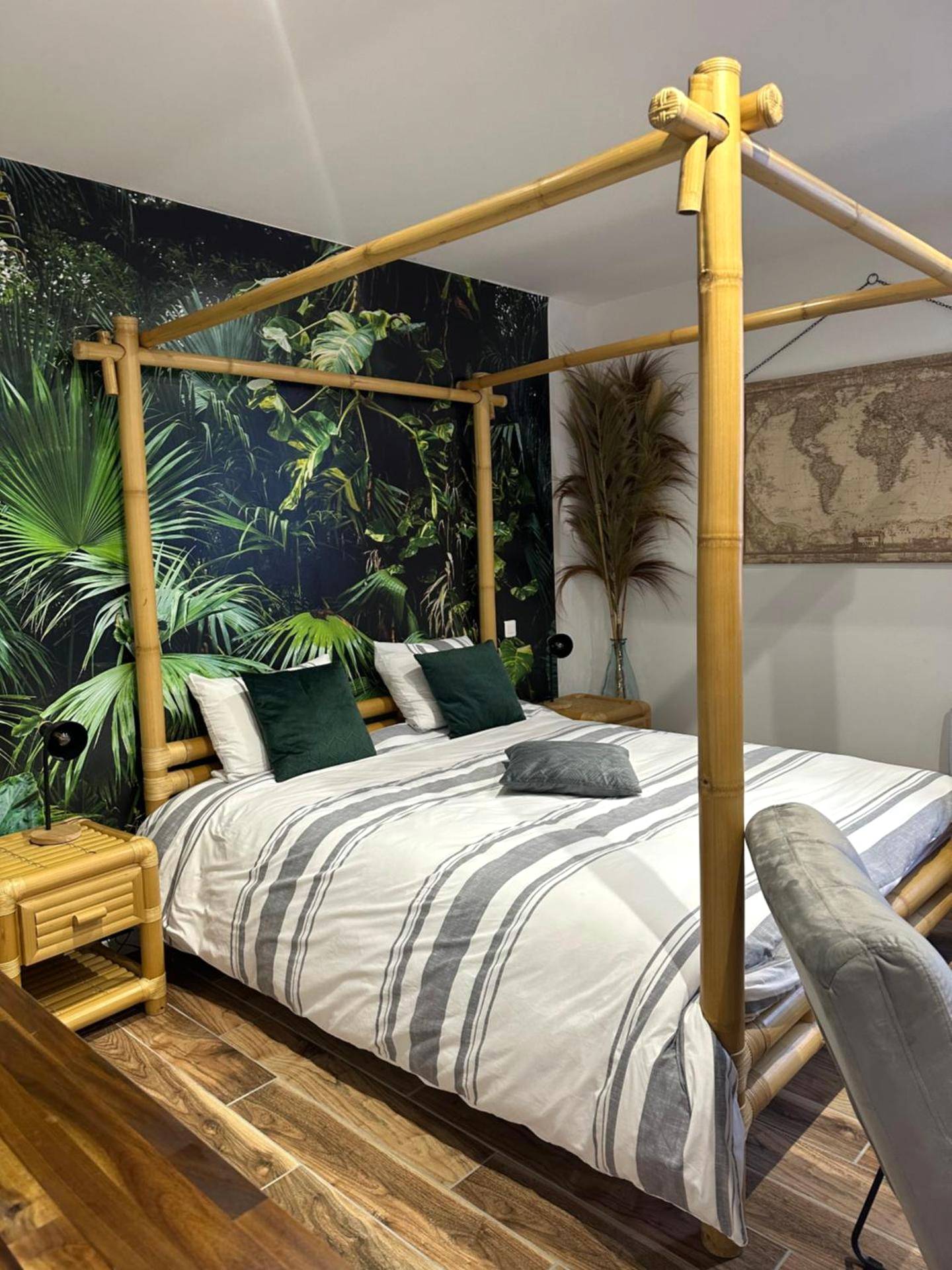 Lit double en bambou avec fresque tropicale - Jungle room