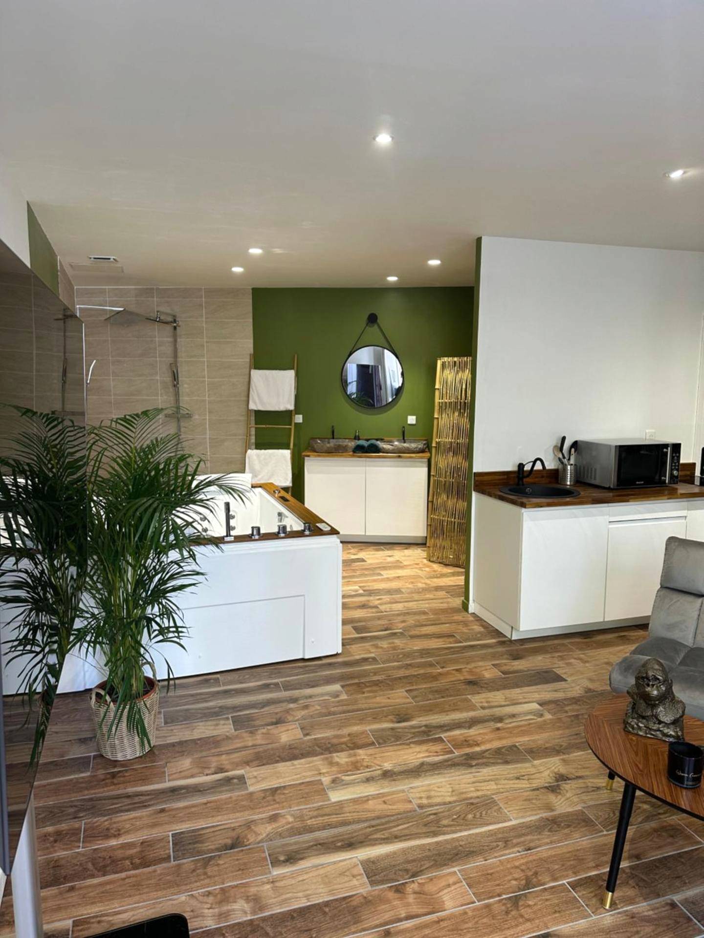 Espace ouvert avec jacuzzi, douche et cuisine - Jungle room